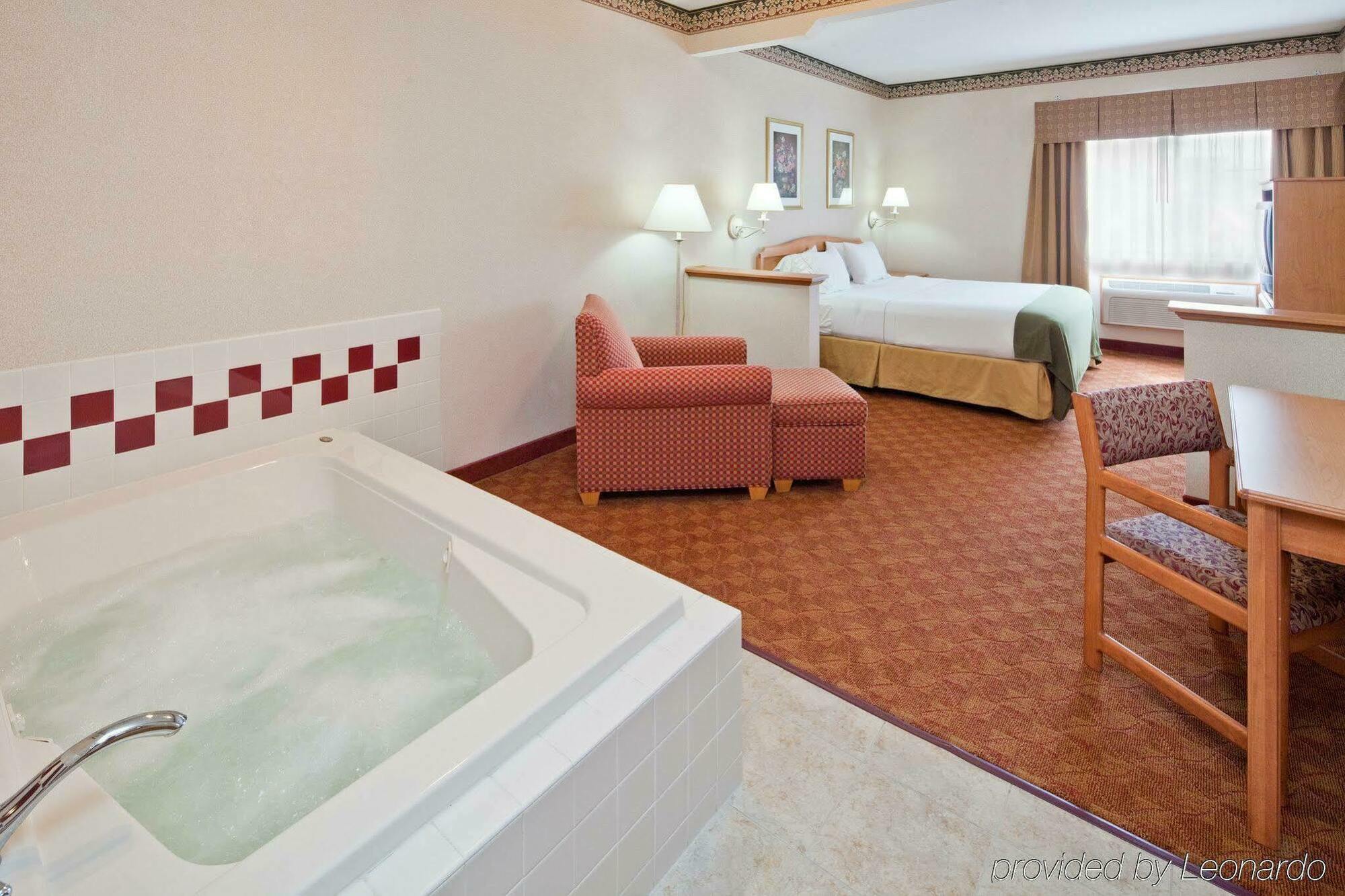 Holiday Inn Express Hotel & Suites Wauseon By Ihg Oda fotoğraf